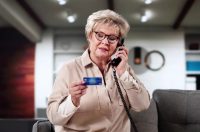 Жінка, банківська картка