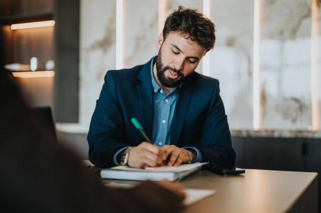 Чоловік підписує документи