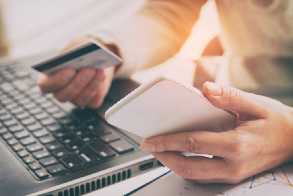 Банківська картка, смартфон, клавіатура