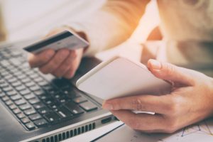 Банківська картка, смартфон, клавіатура