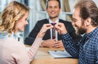 Жінка і чоловік на зустрічі з агентом з нерухомості