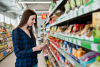 Жінка в супермаркеті