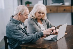 пара пенсіонерів дивляться в ноутбук