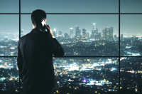 Чоловік дивиться у вікно