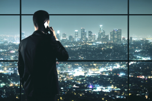 Чоловік дивиться у вікно