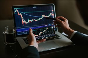 Графіки на екрані ноутбука і смартфона