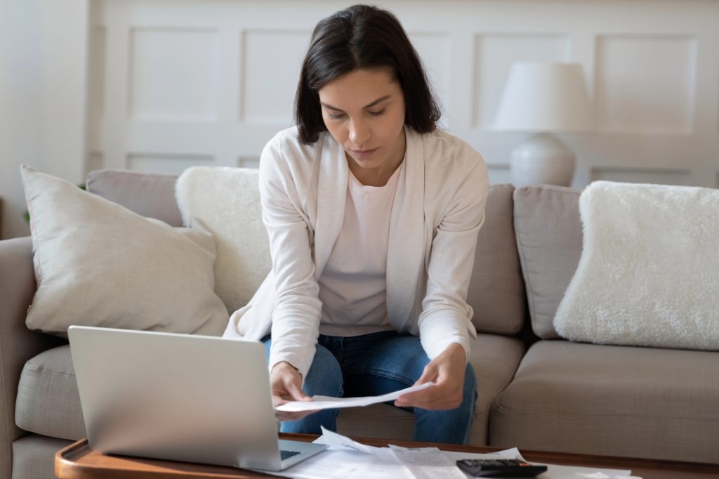 Жінка переглядає документи