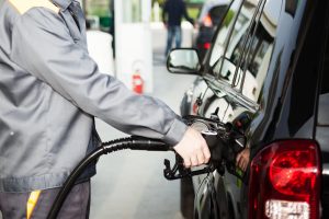 Людина заправляє авто