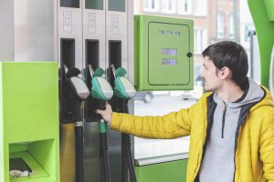 Чоловік на АЗК