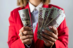 Долари, гривні