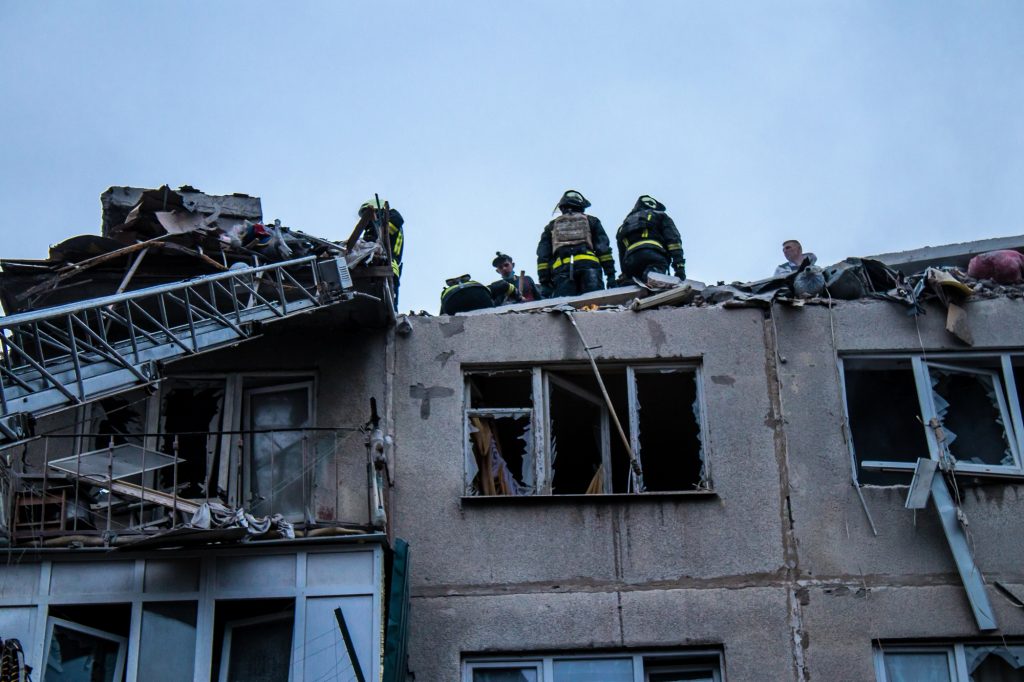 зруйнований будинок, рятувальники