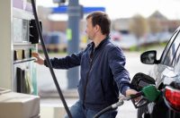 Чоловік на АЗК