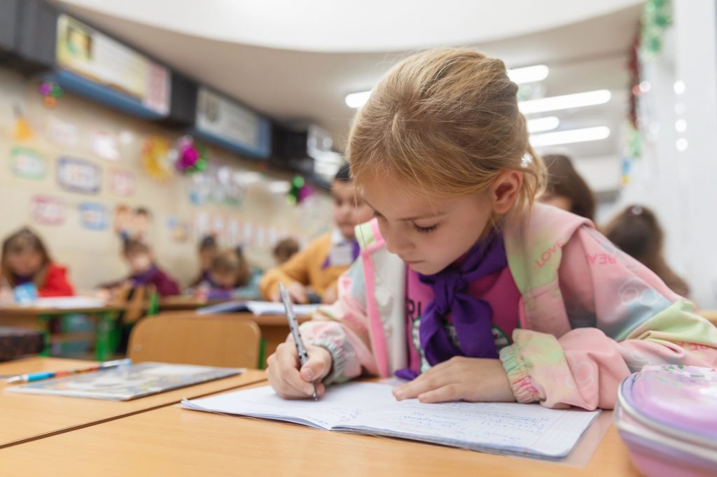 дитина у школі, навчається