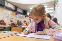 дитина у школі, навчається
