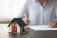 будинок, жінка підписує угоду