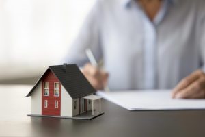 будинок, жінка підписує угоду