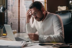 Чоловік працює за комп’ютером