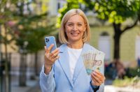 Жінка, гривні, смартфон