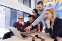 Команда людей за роботою