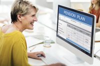 Жінка за комп’ютером