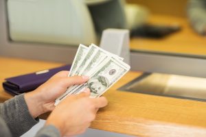 обмінник, людина обмінює долари