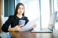 Жінка, телефон, документи