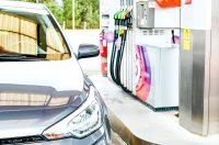 сіра машина на АЗС, заправці