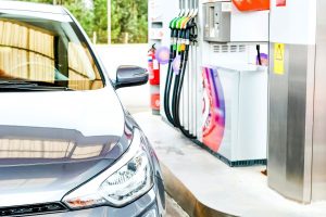 сіра машина на АЗС, заправці