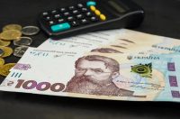 гроші, купюри 1000 гривень, калькулятор