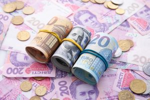 гривні, долари, євро