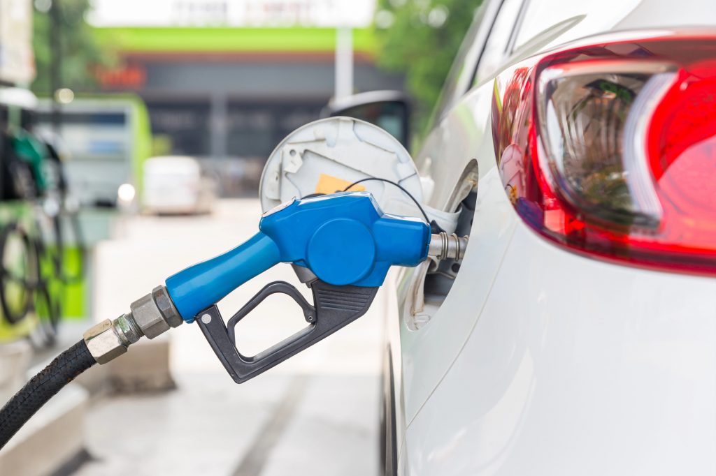 заправка білого авто