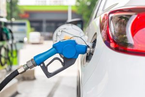 заправка білого авто