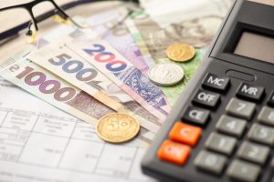 гроші, гривні, калькулятор, рахунки за комуналку