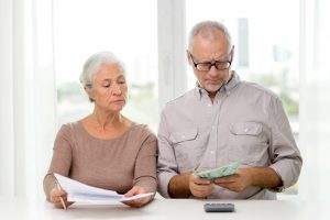 пенсіонери рахують гроші