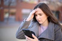 Стурбована жінка