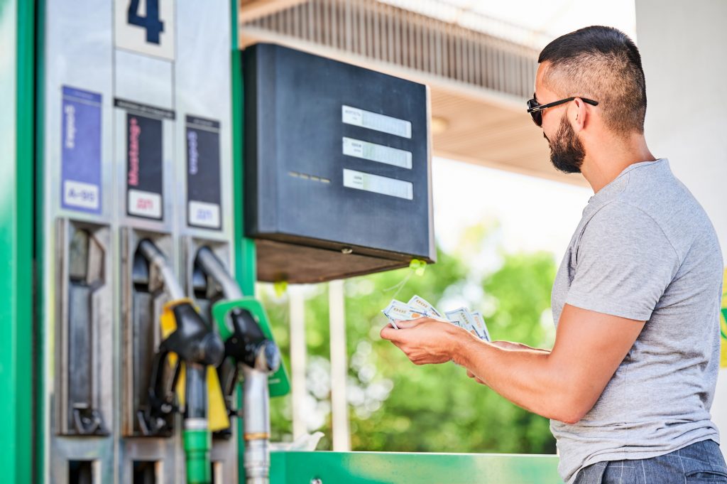 Чоловік на АЗС