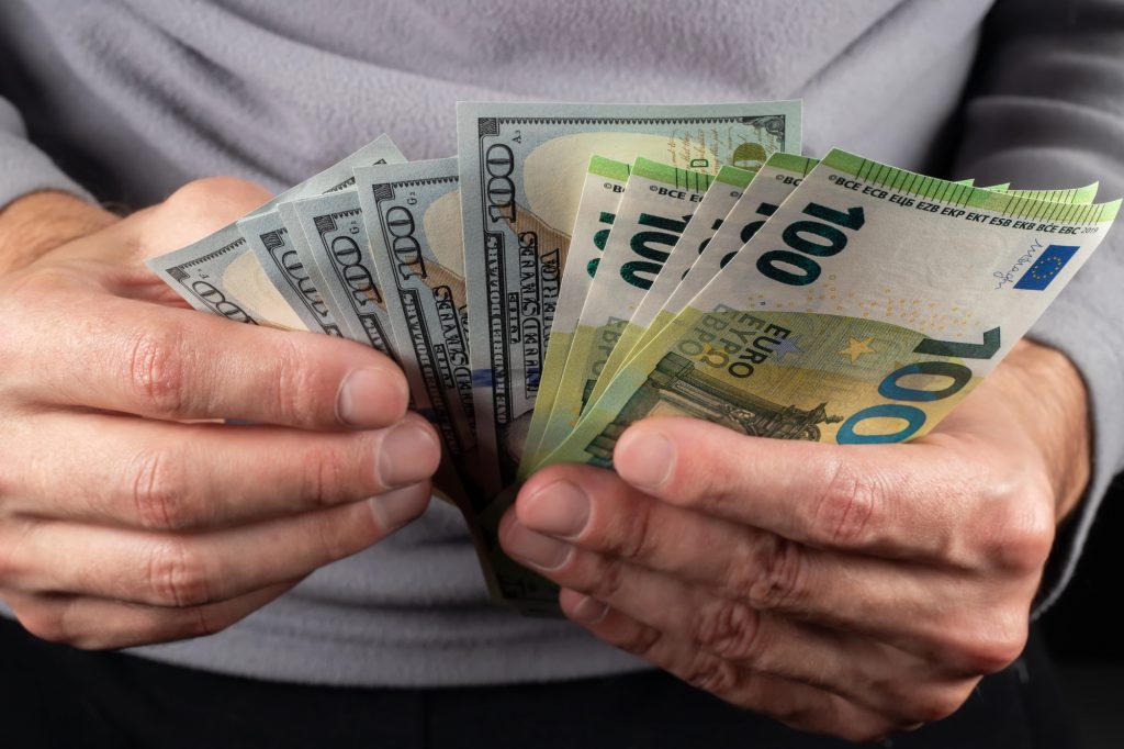 Долари і євро