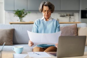 пенсіонерка дивиться документи