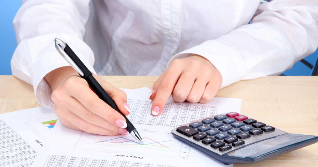 жінка рахує податки