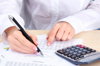 жінка рахує податки