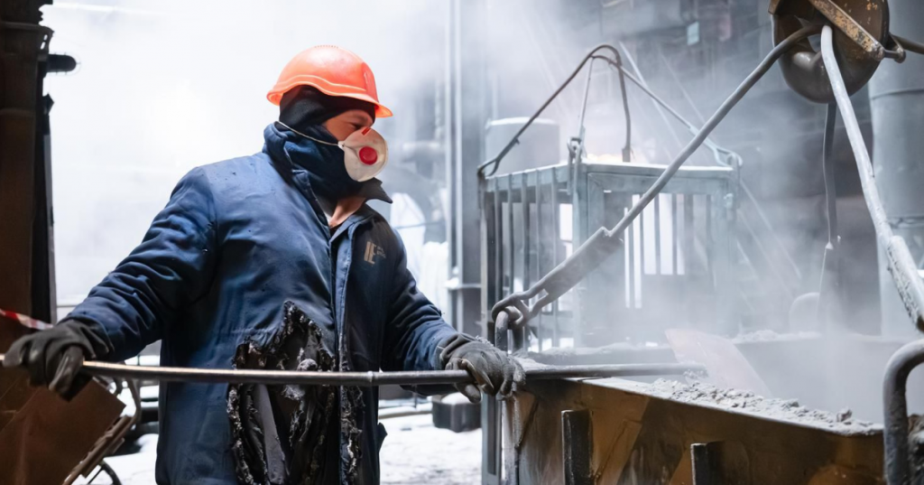 працівник енергетики на місці після обстрілу